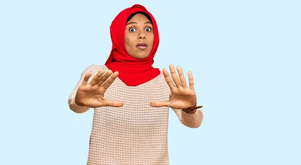 Junge Afrikanisch Amerikanische Frau Mit Traditionellem Islamischen Hijab Schal Macht — Stockfoto