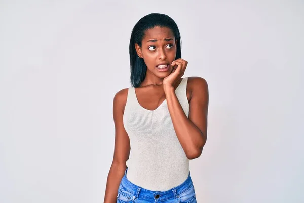 年轻的非洲裔美国女人穿着休闲装 看上去很紧张 双手放在咬指甲的嘴上 焦虑问题 — 图库照片