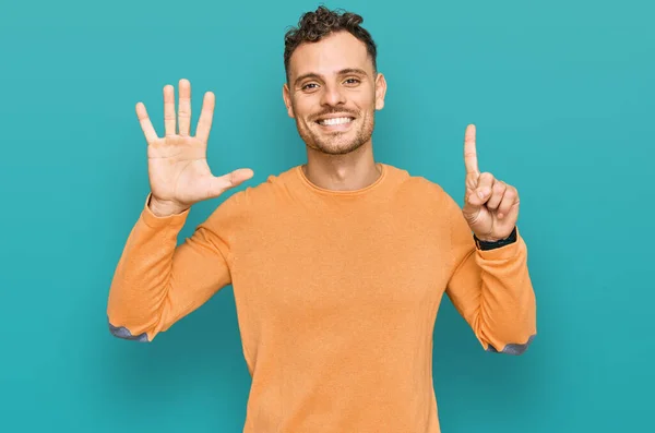 Junger Hispanischer Mann Lässiger Kleidung Zeigt Mit Finger Nummer Sechs — Stockfoto