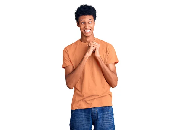 Ung Afrikansk Amerikan Man Bär Casual Kläder Skrattar Nervös Och — Stockfoto