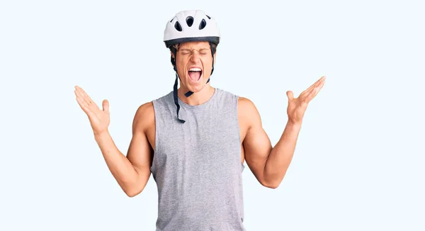 Jovem Homem Bonito Usando Capacete Bicicleta Celebrando Louco Louco Para — Fotografia de Stock