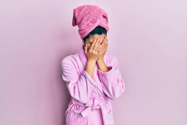 모자를 목욕하는 여성은 울면서 손으로 얼굴을 표정으로 얼굴을 감싸고 우울증 — 스톡 사진