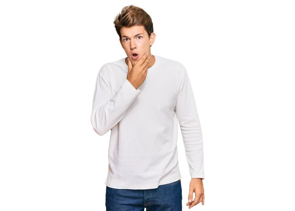 Przystojny Biały Mężczyzna Ubrany Biały Sweter Zafascynowany Niedowierzaniem Zaskoczeniem Zdumieniem — Zdjęcie stockowe