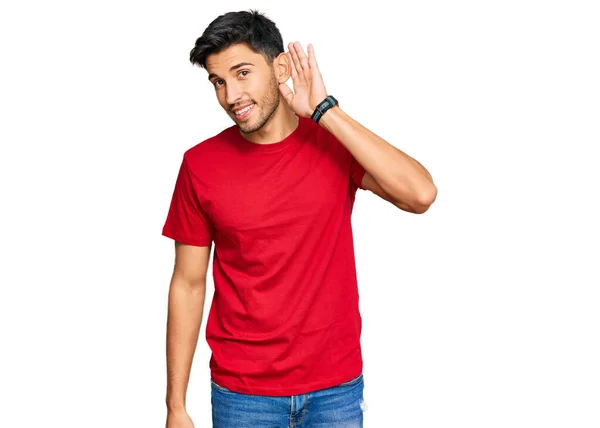 Joven Hombre Guapo Con Camiseta Roja Casual Sonriendo Con Mano — Foto de Stock