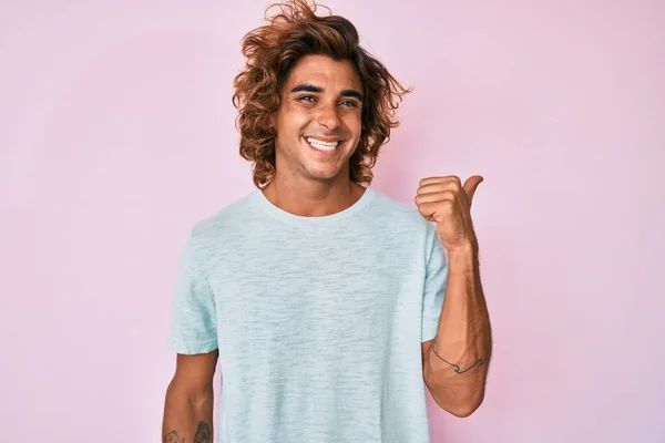 Ung Latinamerikansk Man Klädd Avslappnade Kläder Leende Med Glada Ansikte — Stockfoto
