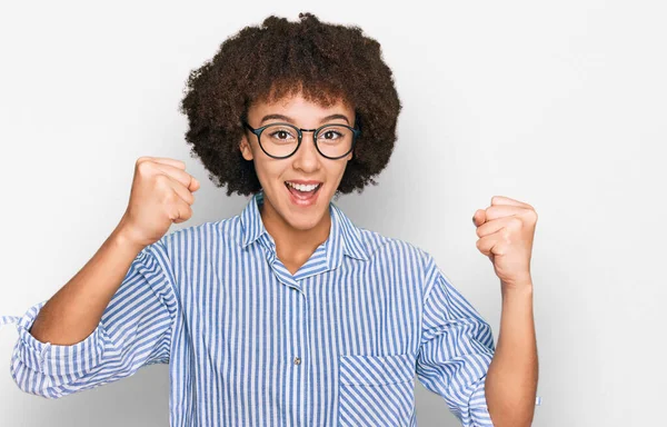 Joven Chica Hispana Con Camisa Negocios Gafas Gritando Orgullosa Celebrando — Foto de Stock