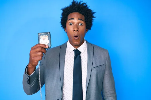Snygg Afrikansk Amerikansk Man Med Afro Hår Håller Detektiv Badge — Stockfoto