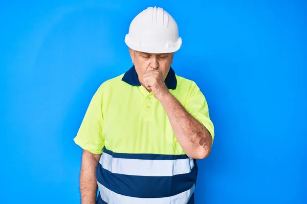 Senior Gråhårig Man Bär Arbetare Reflekterande Skjorta Och Hårdhatt Känsla — Stockfoto