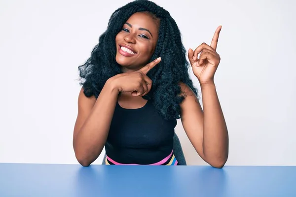 Mooie Afrikaanse Vrouw Casual Kleding Zittend Tafel Glimlachend Kijkend Naar — Stockfoto