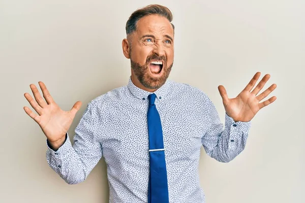 Bonito Homem Meia Idade Vestindo Camisa Negócios Gravata Louco Louco — Fotografia de Stock