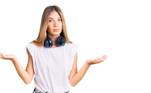 Beautiful Caucasian Woman Blonde Hair Listening Music Wearing Headphones Clueless — Stock Photo, Image