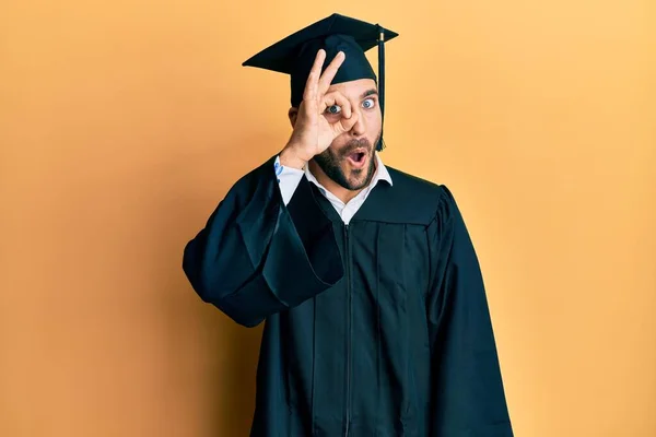 Νεαρός Ισπανός Καπέλο Αποφοίτησης Και Ρόμπα Τελετής Κάνει Καλή Χειρονομία — Φωτογραφία Αρχείου