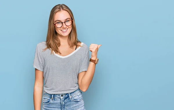 Hermosa Mujer Rubia Joven Con Ropa Casual Gafas Sonriendo Con — Foto de Stock