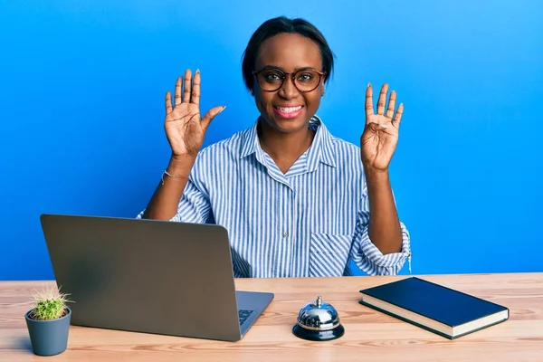 Jovem Africana Trabalhando Recepção Hotel Usando Laptop Mostrando Apontando Para — Fotografia de Stock