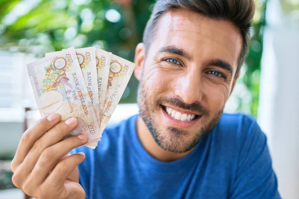 Joven Hispano Sonriendo Feliz Sosteniendo Billetes Libras Inglesas Terraza —  Fotos de Stock