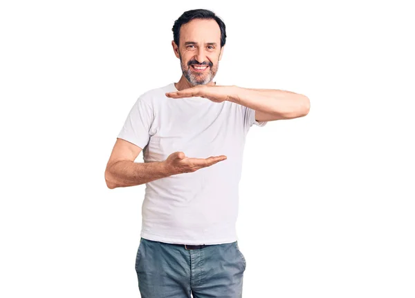 Hombre Guapo Mediana Edad Con Camiseta Casual Haciendo Gestos Con — Foto de Stock