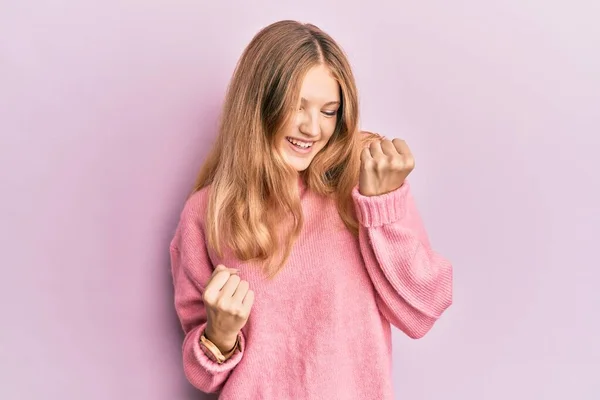 Hermosa Chica Caucásica Joven Con Ropa Casual Celebrando Sorprendido Sorprendido — Foto de Stock