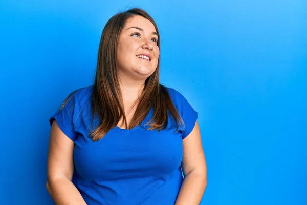 Schöne Brünette Size Frau Lässigem Blauem Shirt Die Mit Einem — Stockfoto