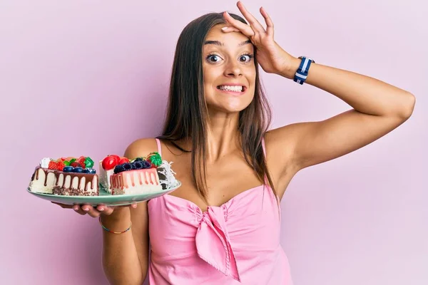 Ung Latinamerikansk Kvinna Håller Tallrik Med Cheesecake Stressad Och Frustrerad — Stockfoto