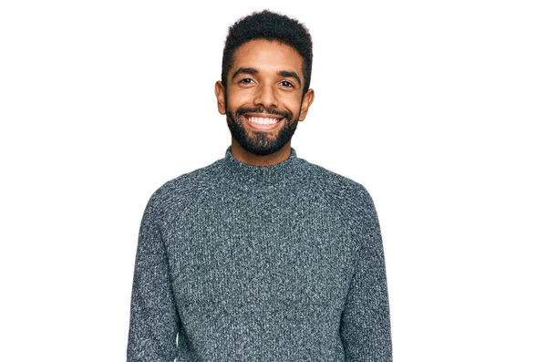 若いアフリカ系アメリカ人の男性は 幸せとクールな笑顔でカジュアルな服を着ています 運のいい人 — ストック写真