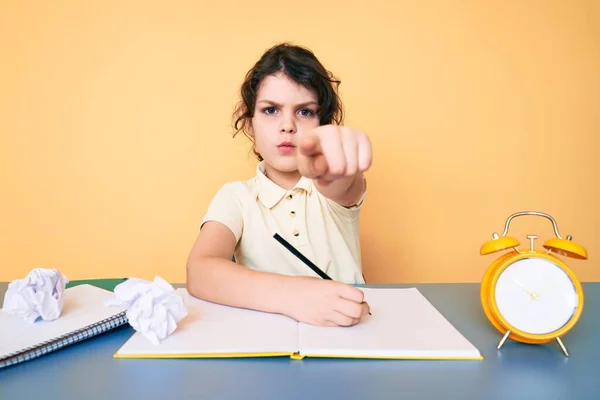 Bambino Ispanico Carino Che Studia Libro Scrittura Scolastica Seduto Sul — Foto Stock