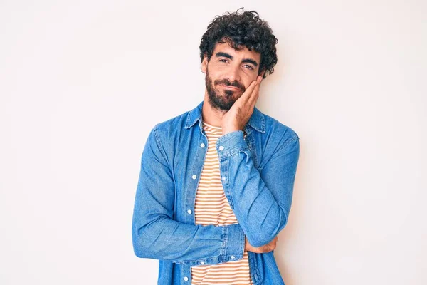 Hombre Joven Guapo Con Pelo Rizado Oso Con Chaqueta Vaquera — Foto de Stock