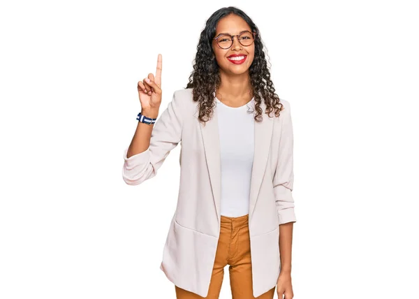 Молода Афроамериканка Одягнена Діловий Одяг Показує Вказує Вгору Пальцем Номер — стокове фото