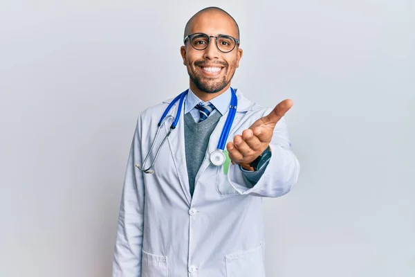 医者の制服を着たヒスパニック系の大人の男と挨拶や歓迎として握手を提供する優しい笑顔聴診器 成功したビジネス — ストック写真
