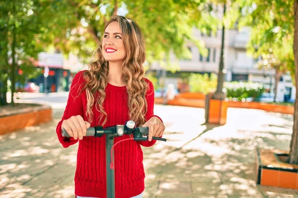 Jong Blond Meisje Glimlachen Gelukkig Met Behulp Van Elektrische Scooter — Stockfoto