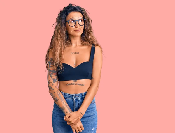 Mujer Hispana Joven Con Tatuaje Usando Ropa Casual Gafas Sonriendo —  Fotos de Stock