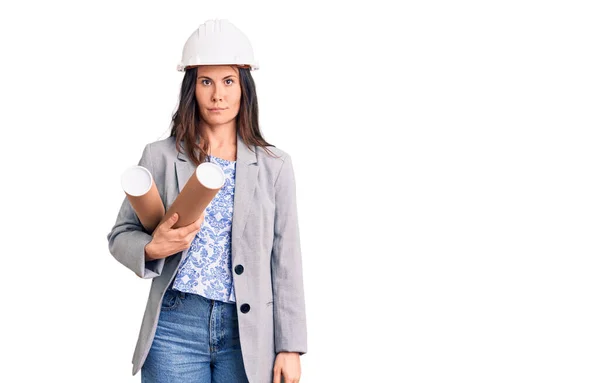 Jong Mooi Brunette Vrouw Dragen Architect Hardhat Holding Blauwdruk Denken — Stockfoto