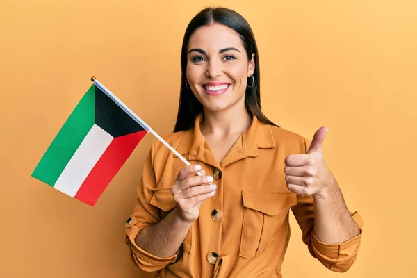 Jovem Morena Segurando Bandeira Kuwait Sorrindo Feliz Positivo Polegar Para — Fotografia de Stock