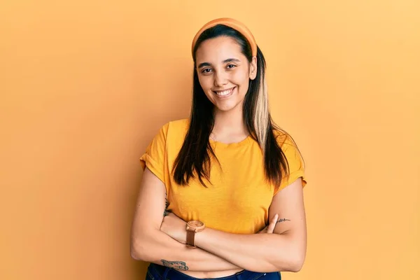 Junge Hispanische Frau Legerem Gelben Shirt Mit Glücklichem Gesicht Und — Stockfoto