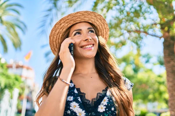 Mujer Hispana Joven Vacaciones Hablando Teléfono Inteligente Calle Ciudad —  Fotos de Stock