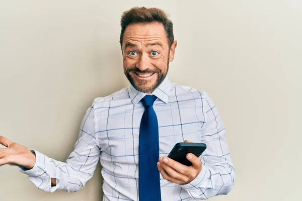 Empresário Meia Idade Usando Smartphone Celebrando Realização Com Sorriso Feliz — Fotografia de Stock