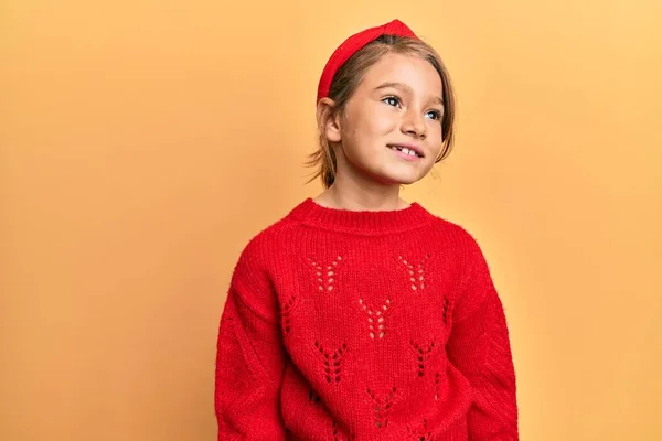 Kleines Schönes Mädchen Lässigem Winterpullover Mit Seitlichem Blick Entspannter Profilpose — Stockfoto