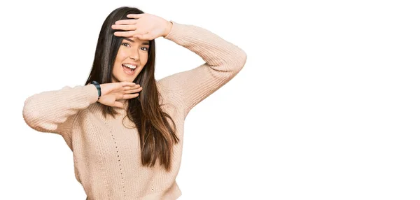 Jonge Brunette Vrouw Draagt Casual Winter Trui Glimlachend Vrolijk Spelen — Stockfoto