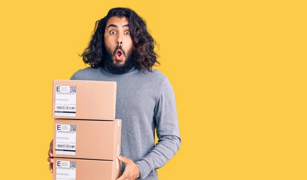 Ung Arabisk Man Håller Leverans Paket Rädd Och Förvånad Med — Stockfoto