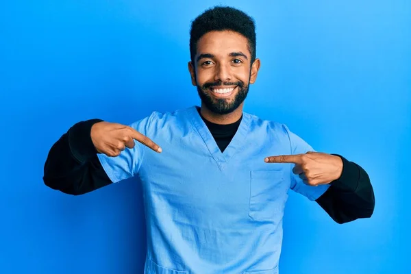 Schöner Hispanischer Mann Mit Bart Blauer Krankenschwester Uniform Der Selbstbewusst — Stockfoto