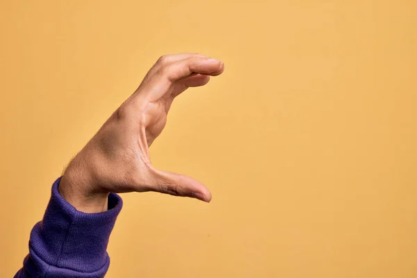 Mão Jovem Caucasiano Mostrando Dedos Sobre Fundo Amarelo Isolado Pegando — Fotografia de Stock