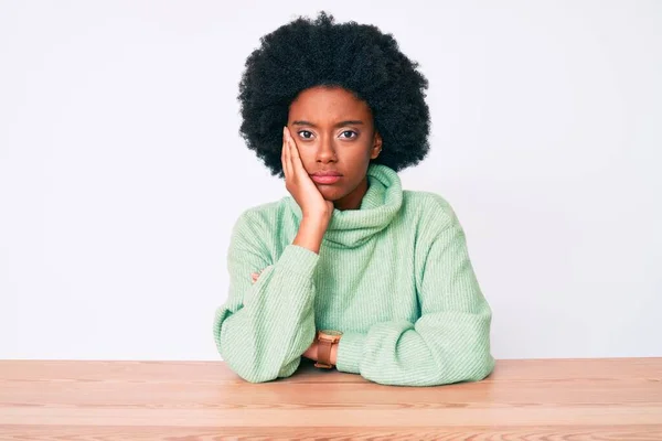 Jonge Afrikaanse Amerikaanse Vrouw Draagt Casual Winter Trui Denken Kijken — Stockfoto