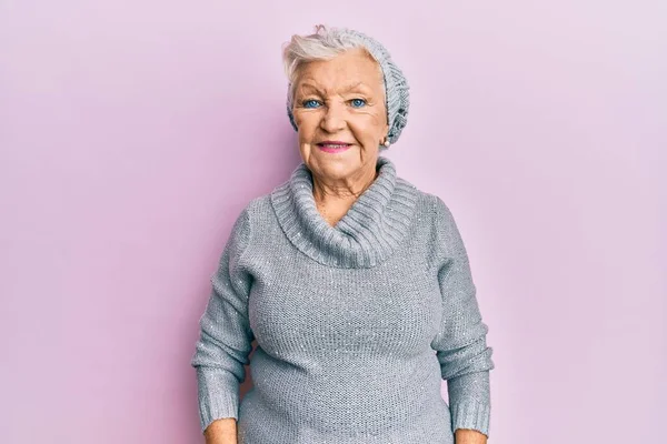 Senior Grijsharige Vrouw Met Wollen Trui Wintermuts Die Positief Gelukkig — Stockfoto