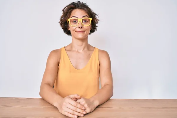 Mujer Hispana Joven Vestida Con Ropa Casual Gafas Sentadas Mesa — Foto de Stock