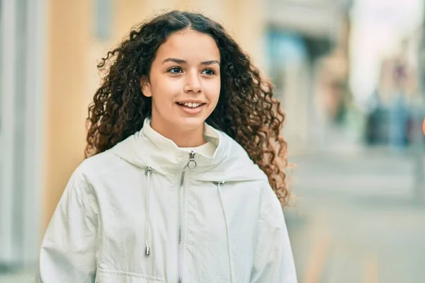 Menina Adolescente Hispânica Sorrindo Feliz Cidade — Fotografia de Stock