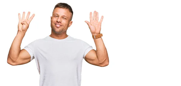 Hombre Musculoso Guapo Usando Camiseta Blanca Casual Mostrando Apuntando Hacia — Foto de Stock