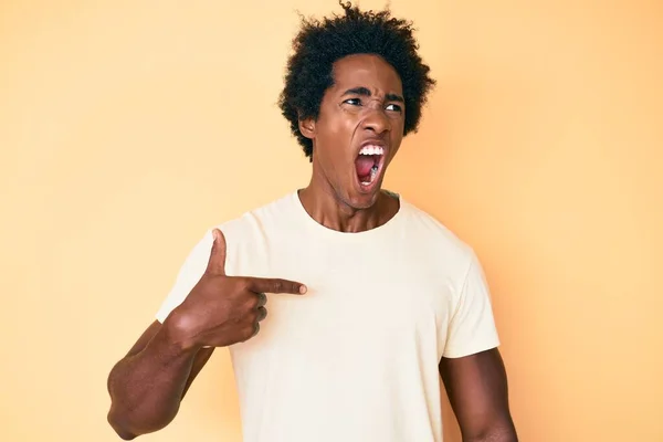 Bonito Homem Africano Americano Com Cabelo Afro Apontando Com Dedos — Fotografia de Stock