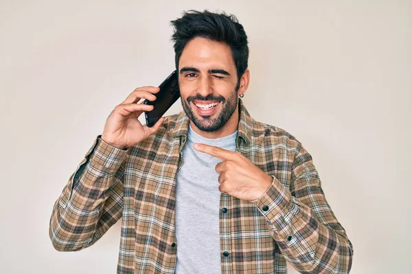 Pohledný Hispánský Muž Vousy Který Mluví Smartphonu Mrká Kameru Sexy — Stock fotografie