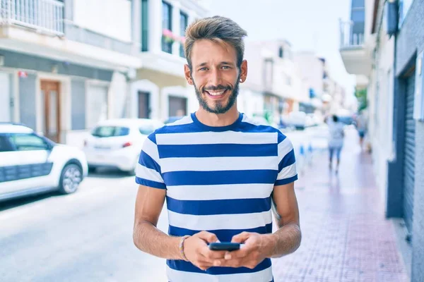 Bonito Homem Caucasiano Com Barba Sorrindo Feliz Livre Usando Smartphone — Fotografia de Stock