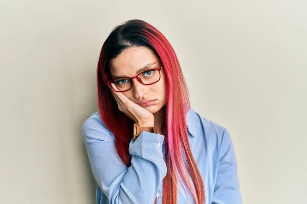 Mujer Caucásica Joven Con Ropa Casual Gafas Pensando Que Cansada — Foto de Stock