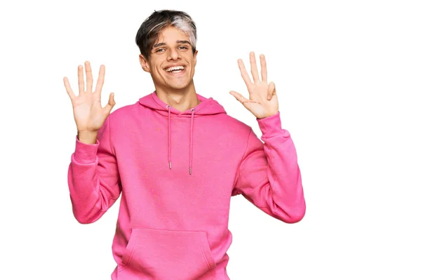 Jovem Hispânico Vestindo Camisola Rosa Casual Mostrando Apontando Para Cima — Fotografia de Stock
